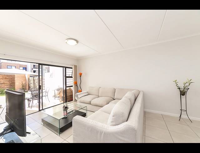 3 BEDROOM APARTMENT TO LET IN OLIVEDALE